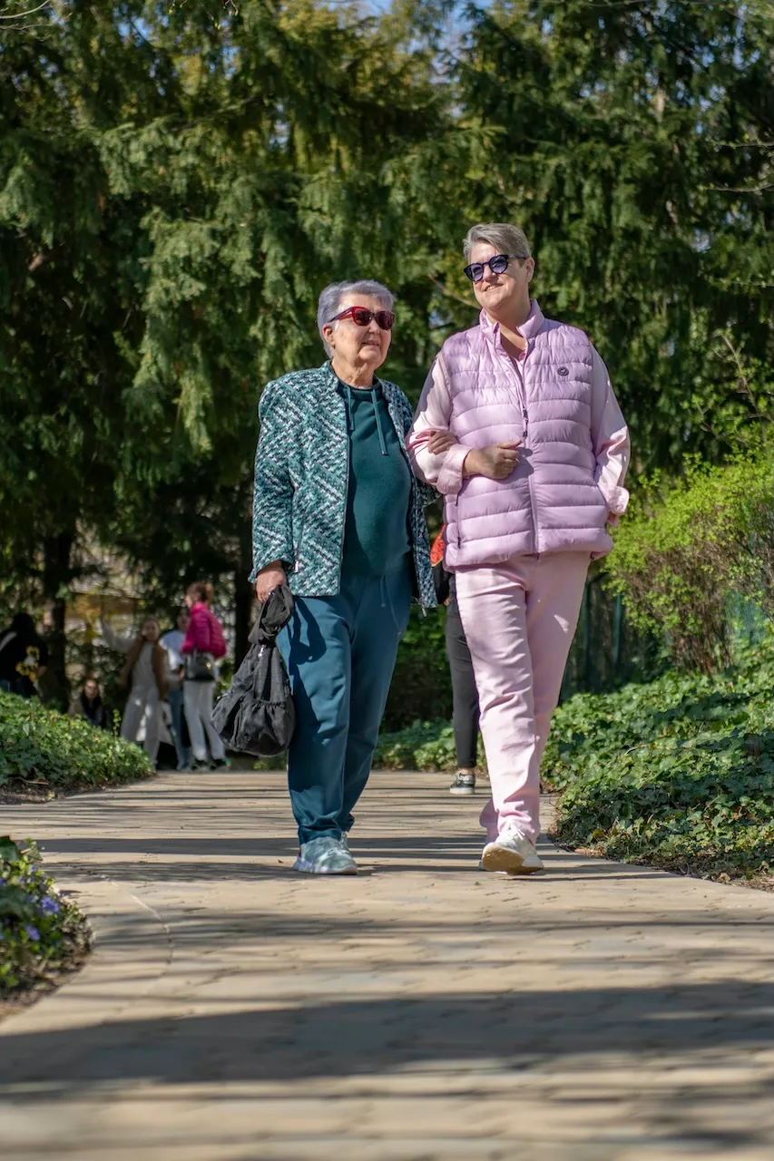 Gemeinsamer Unterwegs- Signe beim Gehen mit älteren Frauen