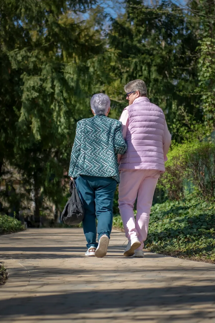 Gemeinsamer Unterwegs- Signe beim Gehen mit älteren Frauen