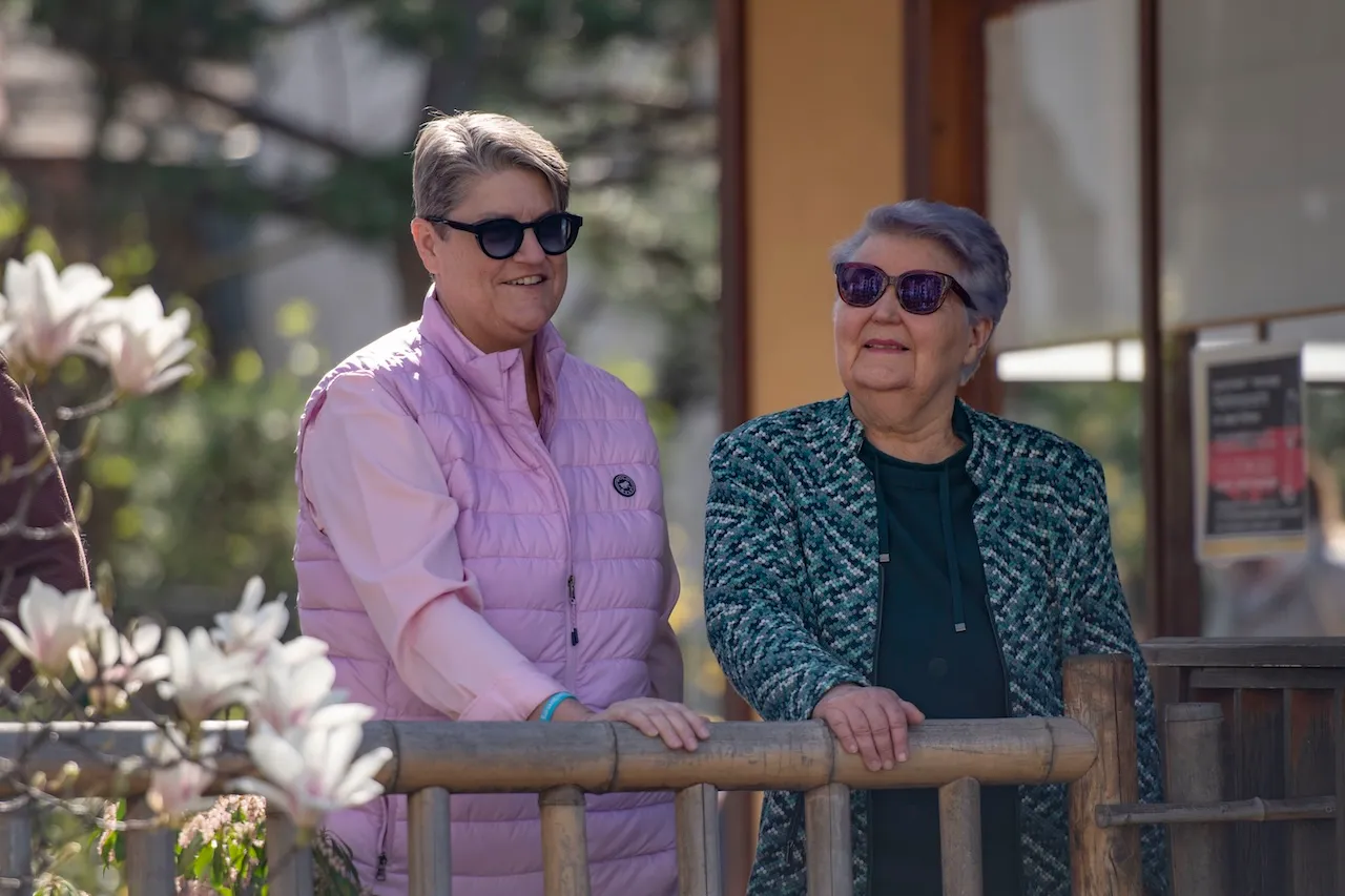 Gemeinsam Unterwegs- Signe steht mit älteren Frauen vor einem Laden